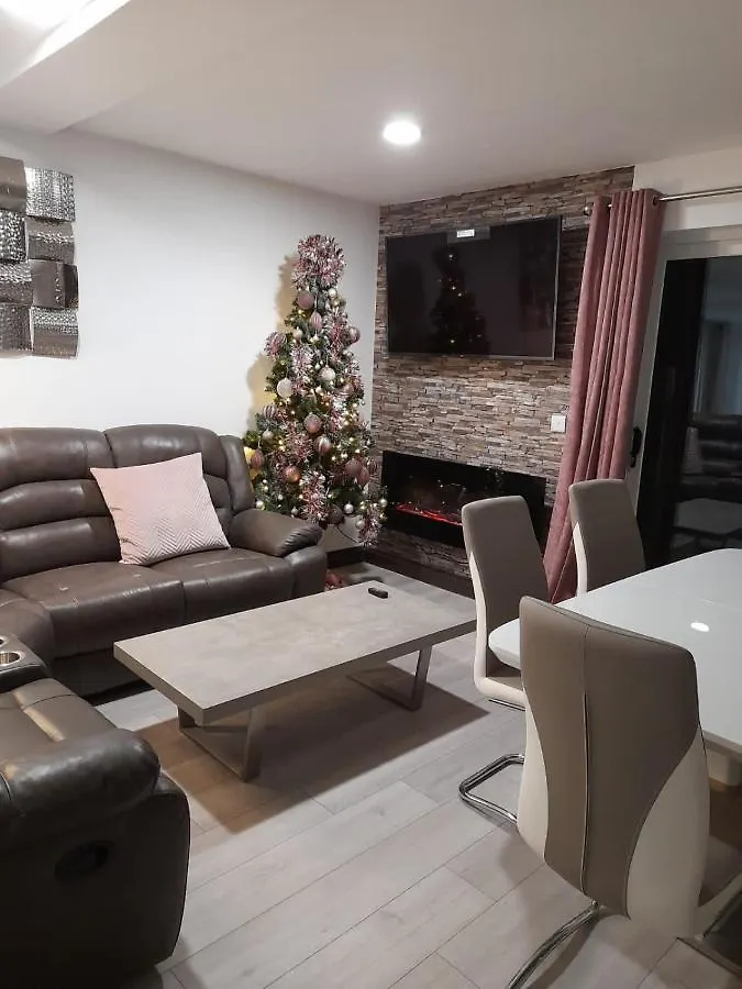 Doonan Breeze Apartment