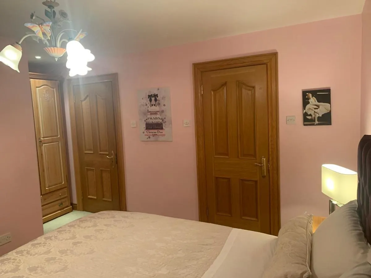 Mayrone House Bed & Breakfast *