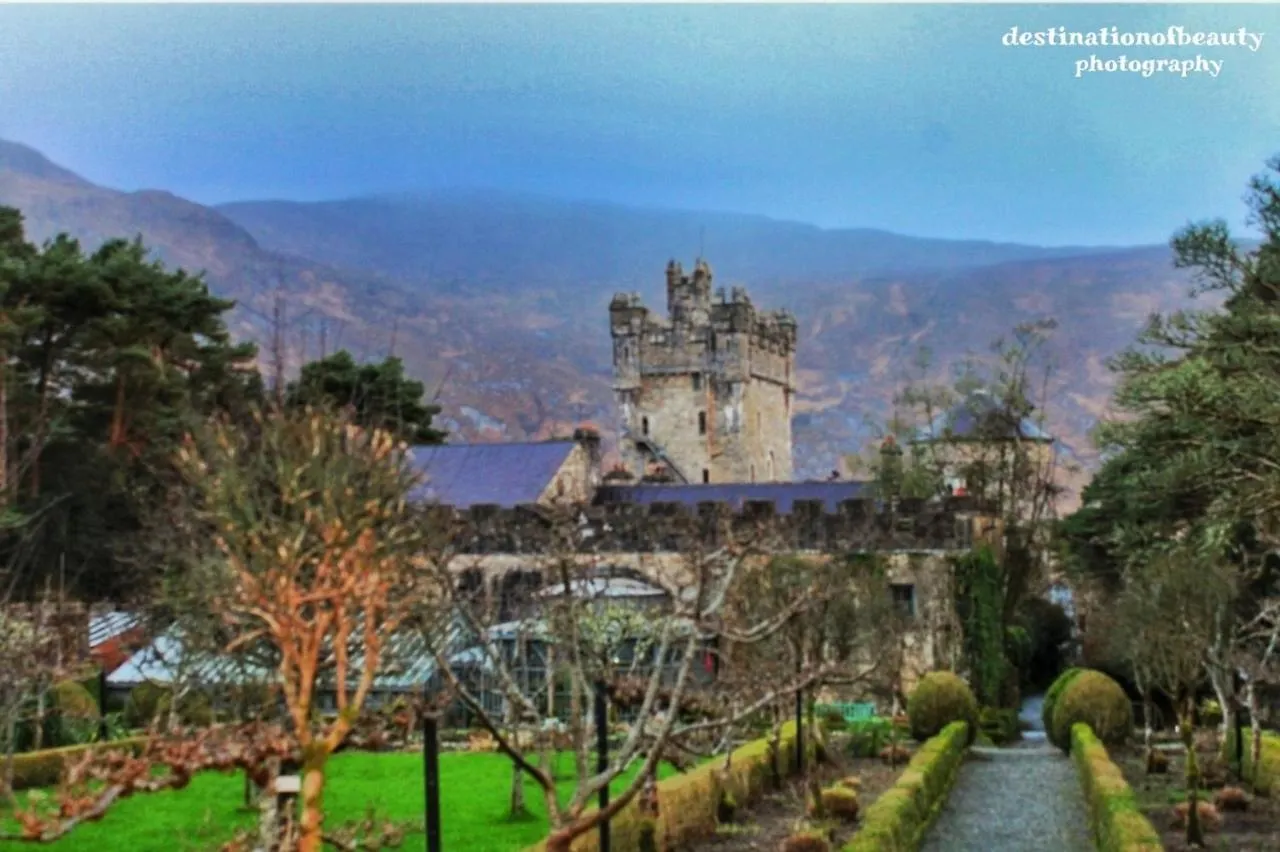 Tully View House *