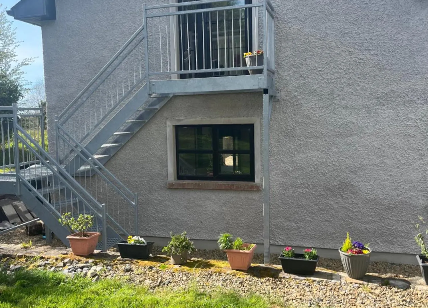 Hollies Hideaway Apartment