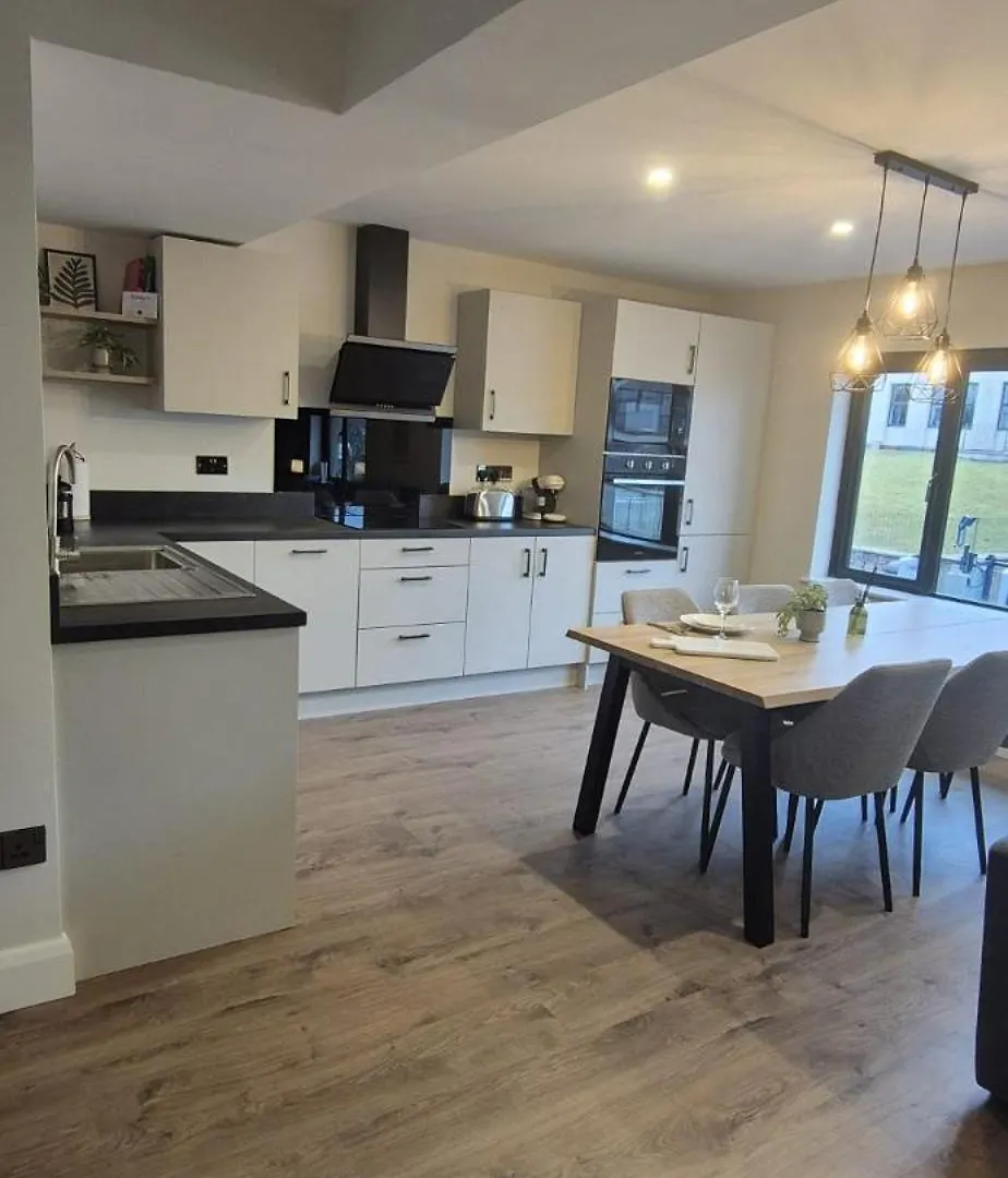 Sleek Modern Design - 2 Bed In Apartment *
