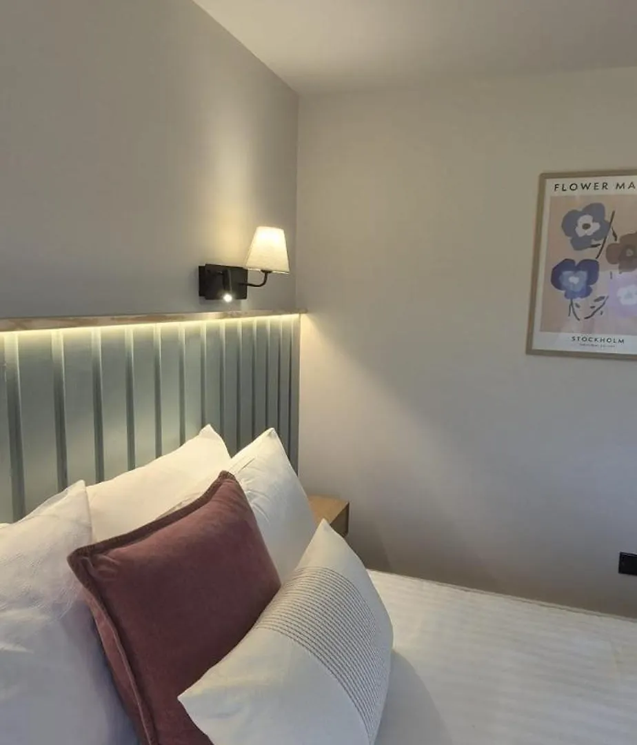 Apartment Sleek Modern Design - 2 Bed In *