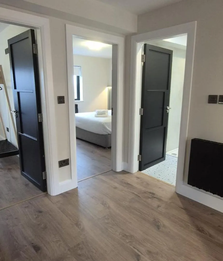 Sleek Modern Design - 2 Bed In Apartment