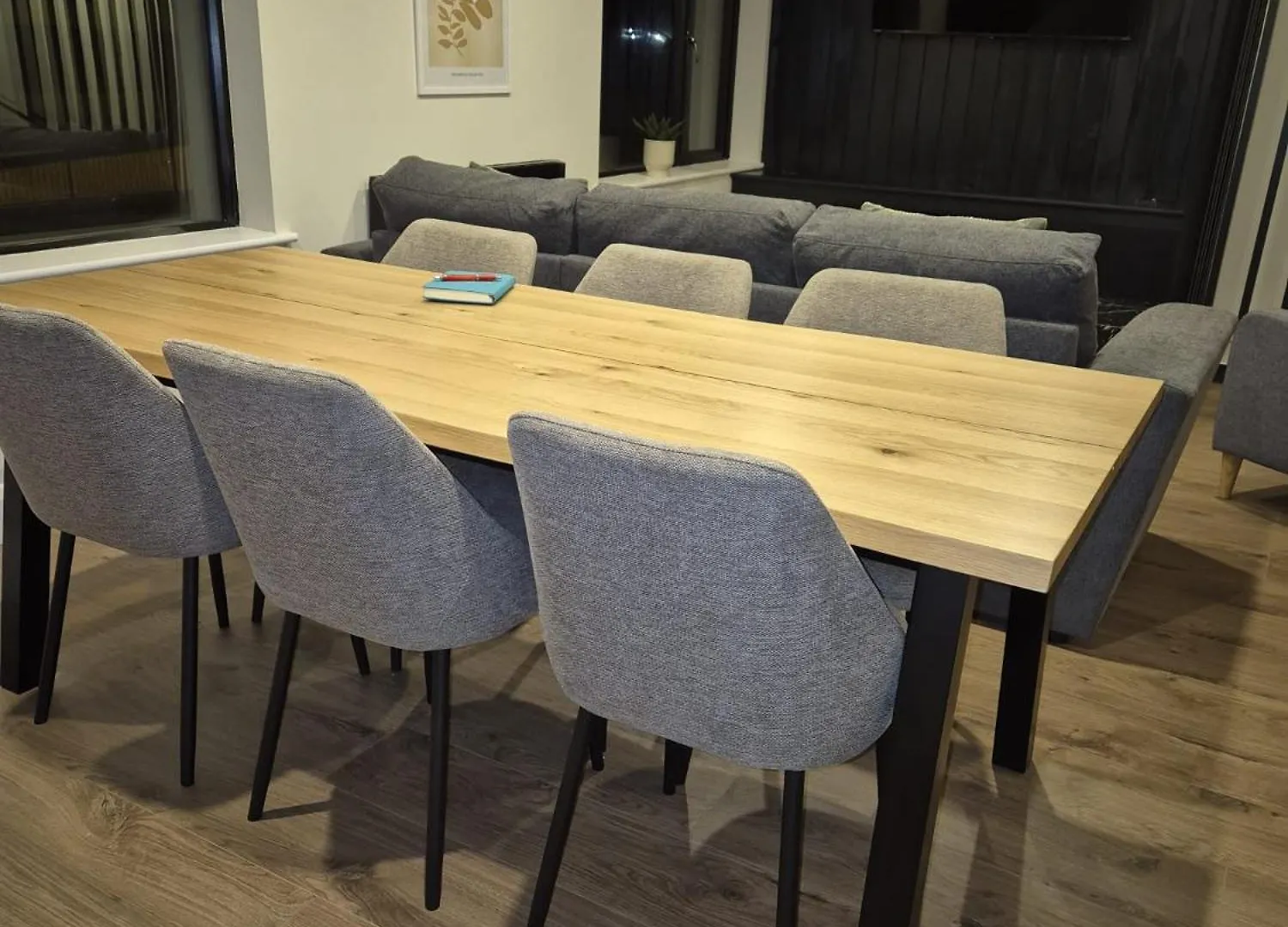 Sleek Modern Design - 2 Bed In Apartment